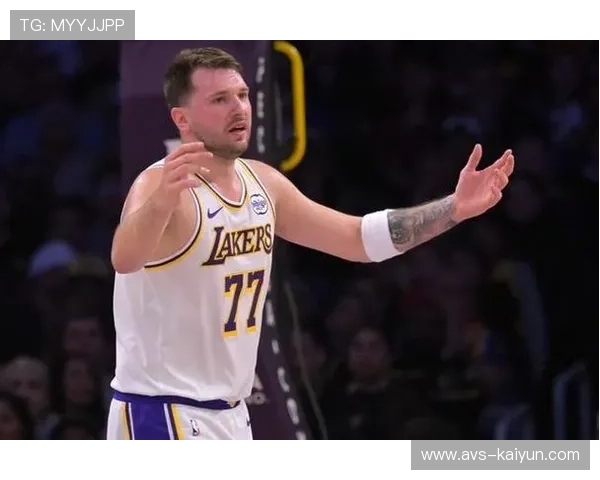 斯玛特暗批东契奇抱怨裁判:应及时回防而非纠缠判罚