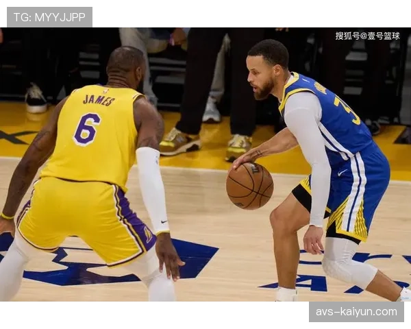 特写:戴维斯在一次成功的防守回合后指向场边数据板,展示对方24秒违例 特写:戴维斯在一次成功的防守回合后指向场边数据板,展示对方24秒违例